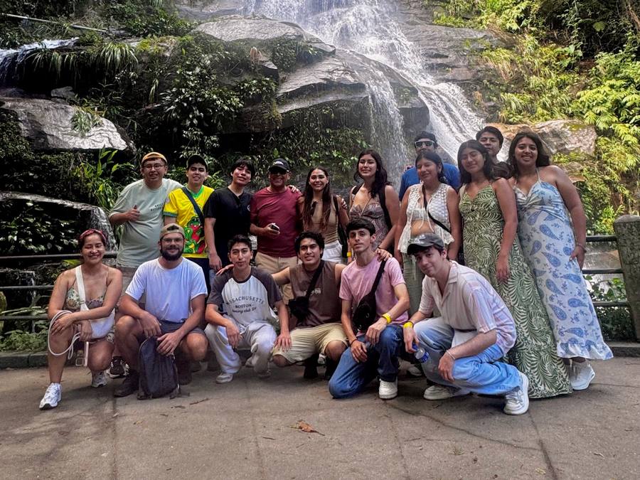 Grupo SpeakWrite frente a una cascada en Río de Janeiro