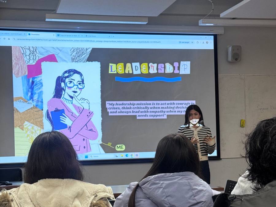 Presentación de una alumna en clase
