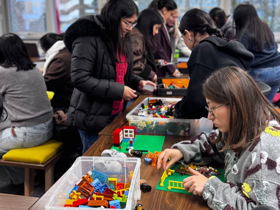 Taller con piezas de Lego en clase